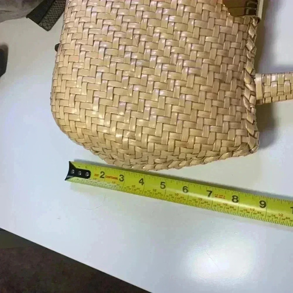 Source Unknown Hard Rattan Purse w Gold Coloured Hardware & Strap Secure Closure - Picture 9 of 12